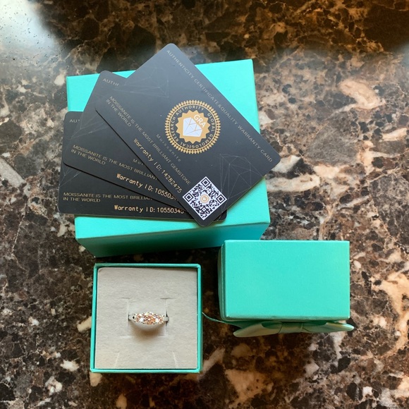 Stunning 2 TCW 3 stone brilliant white Moissanite - Picture 8 of 9